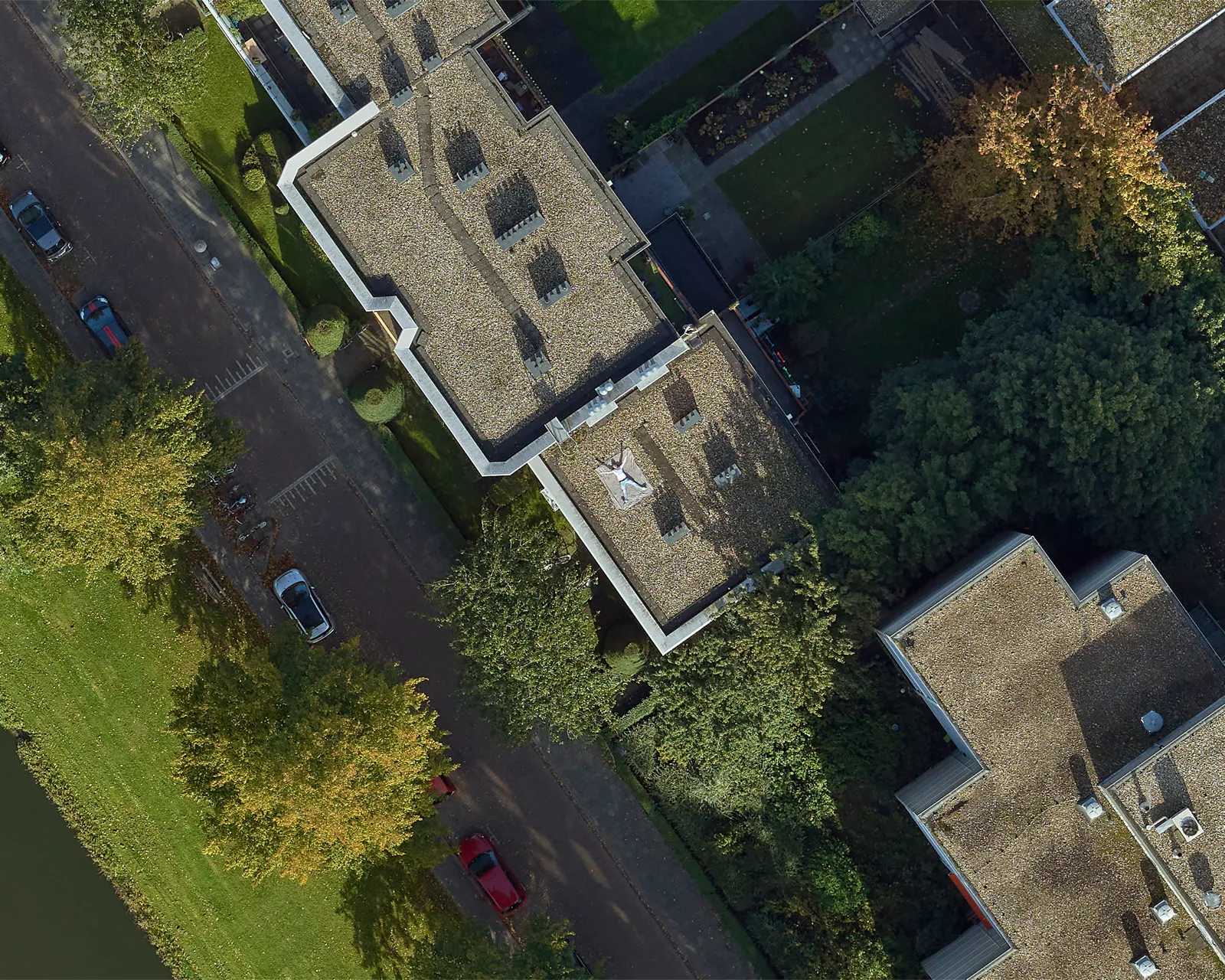 True orthofoto van een woonblok van bovenaf — geometrisch gecorrigeerd op 3 cm GSD, meetbaar in GIS en CAD