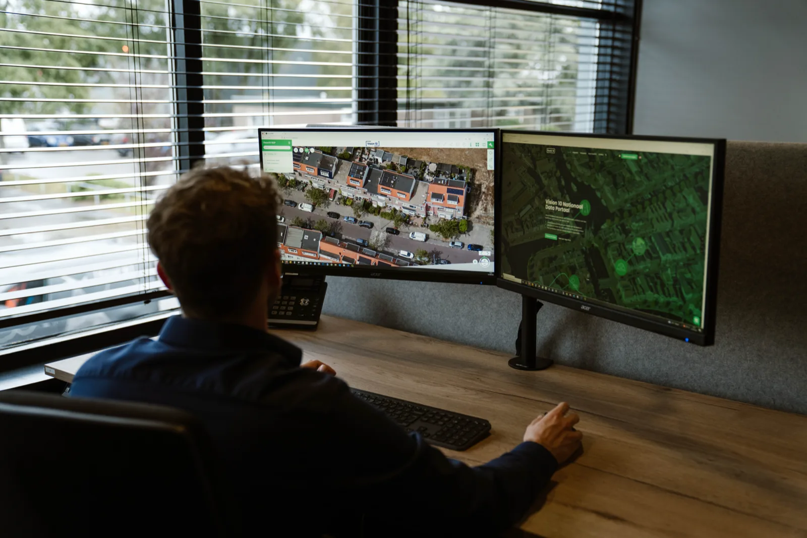 Vision 10 dual-monitor setup — oblieke en nadir beelden naast elkaar voor inspectie en meting zonder locatiebezoek
