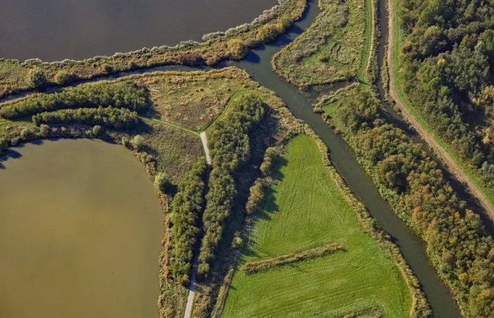 Hoge-resolutie luchtfoto slootrand — schouwbeoordeling vanuit het vliegtuig
