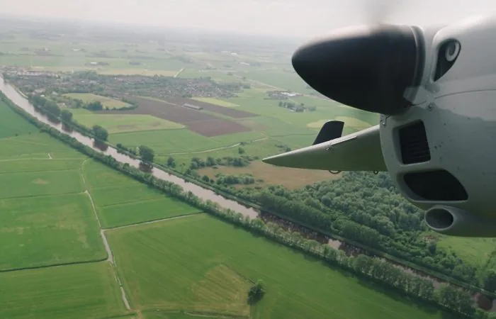 Kavel 10 vliegtuig boven Friesland tijdens surveyvlucht