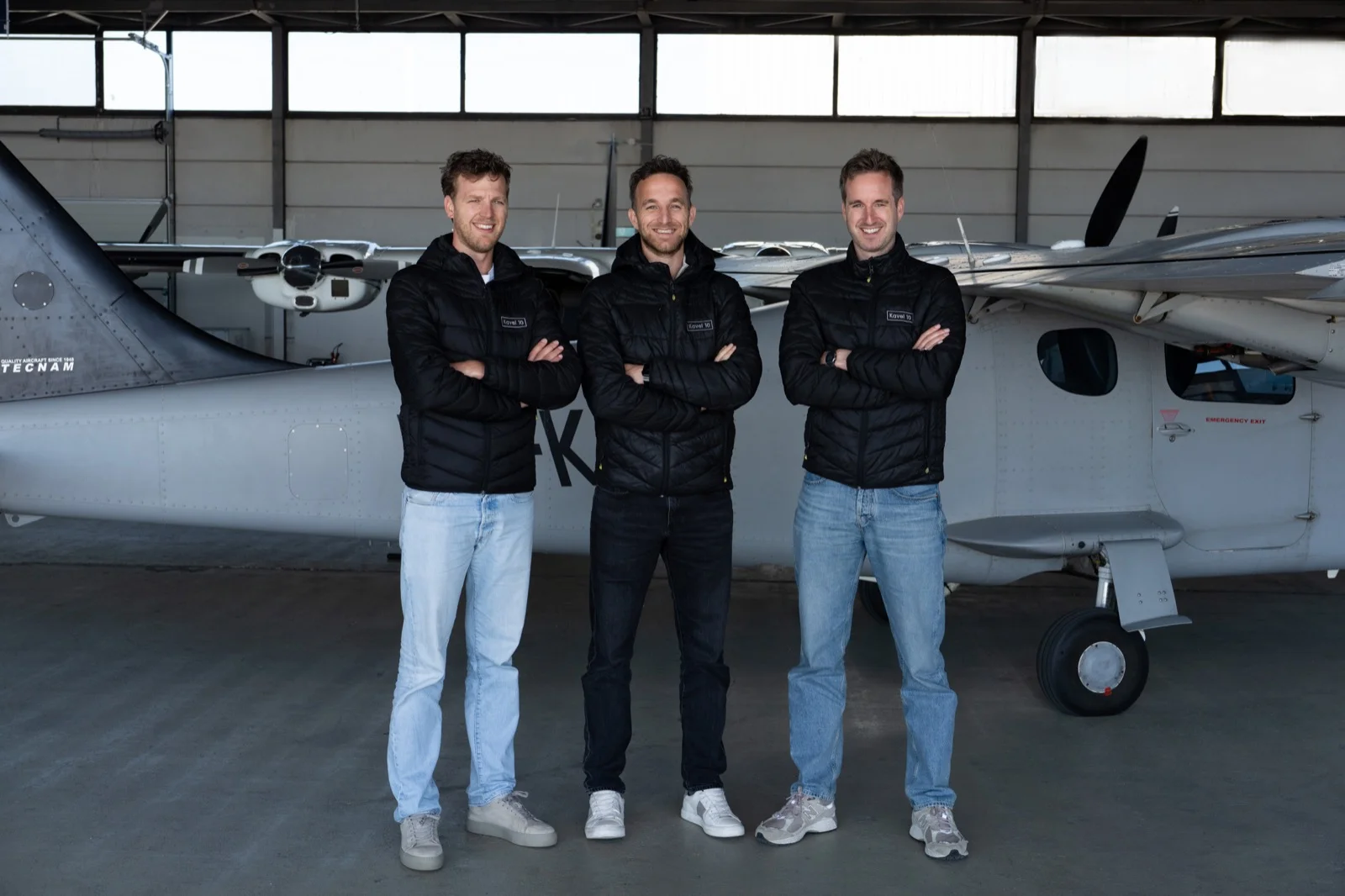 Het Kavel 10 team voor het vliegtuig in de hangar